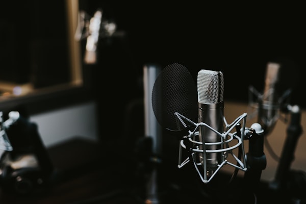 Allestimento microfoni di qualità per podcast